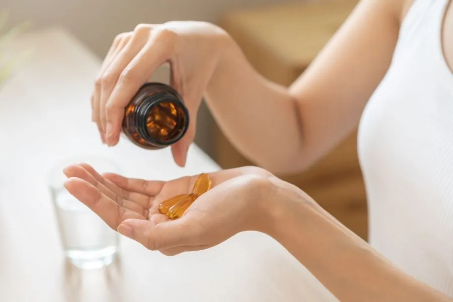 una mujer tomando un suplemento de vitamina D